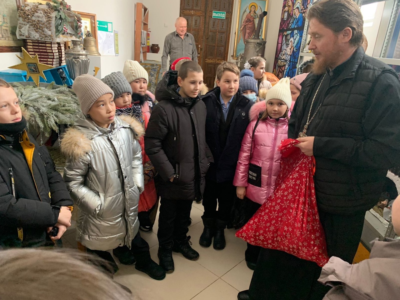 Учащиеся школы с. Куриловка посетили экскурсию по выставке вертепов